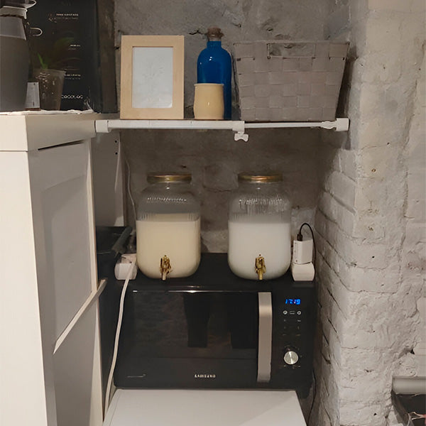 Étagère extensible sans perçage, solution de rangement astucieuse pour placards de cuisine et salle de bain.