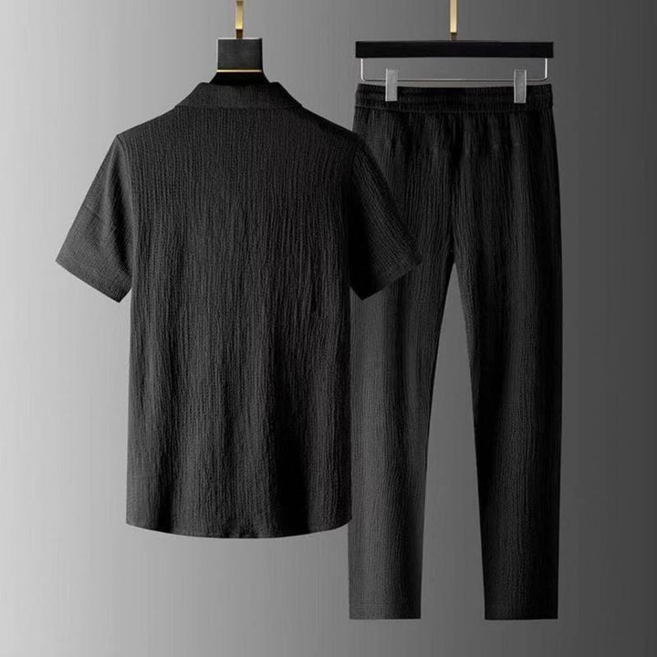 Ensemble homme confortable, chemise et short légers. Parfait pour l'été, la plage ou les vacances décontractées. Mode.
