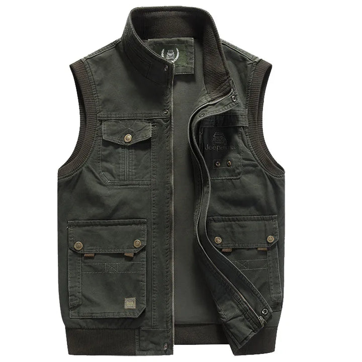 Gilet homme vintage chic kaki, style rétro, avec multiples poches fonctionnelles pour un look mode extérieur.