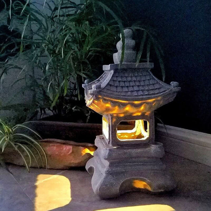 Lampe solaire LED pagode zen effet pierre pour jardin. Ambiance extérieure décorative et douce.