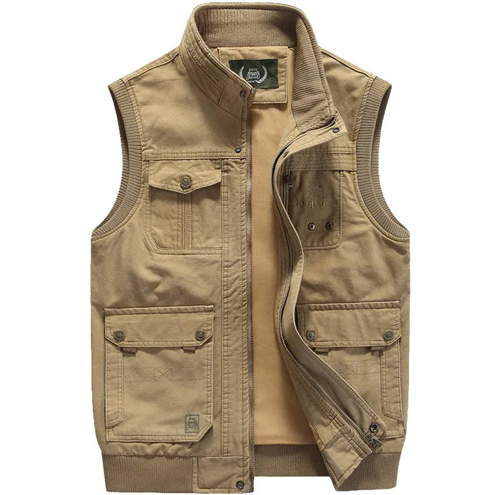 Gilet homme rétro kaki, multi-poches, élégant et pratique pour un look vintage chic ou extérieur.