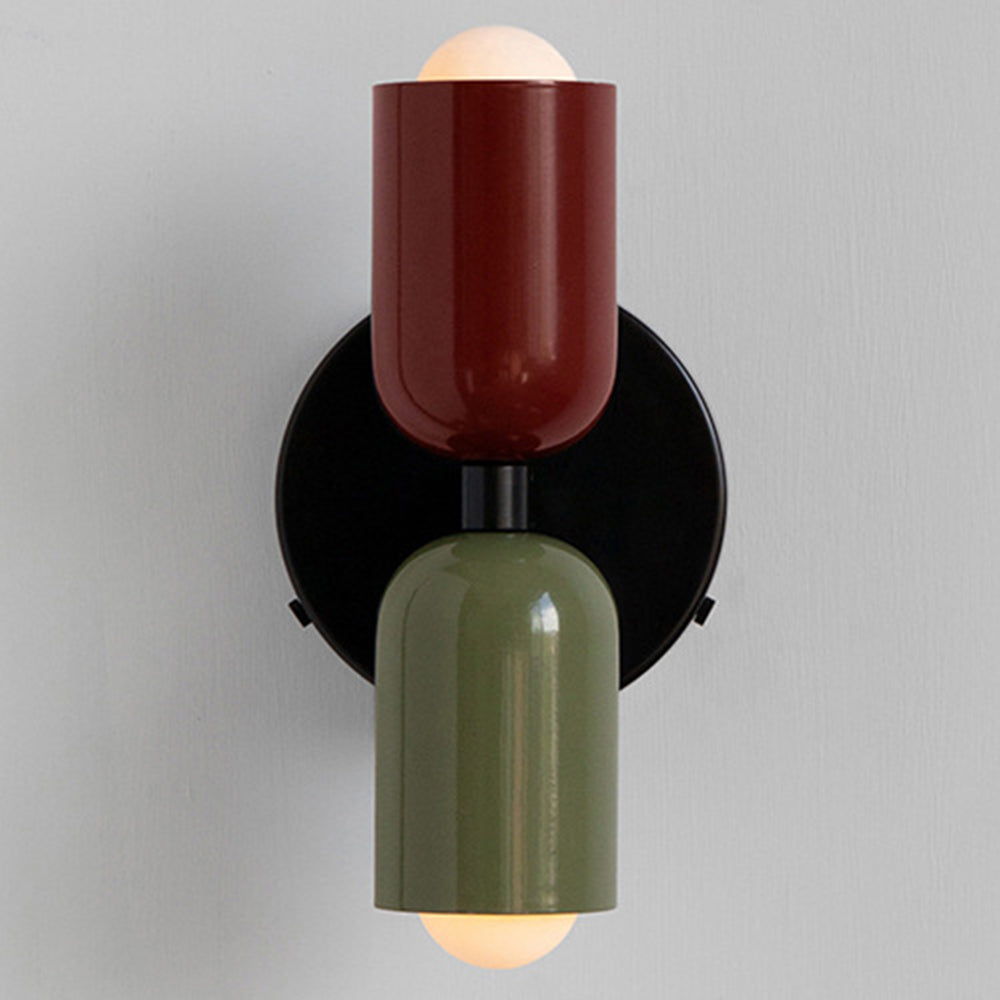Applique LED double face, design moderne pour éclairer un mur de salon.