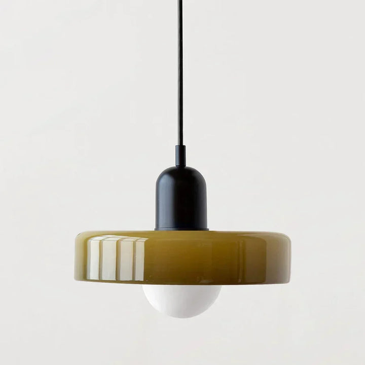 Suspension moderne en verre, pour un intérieur scandinave.