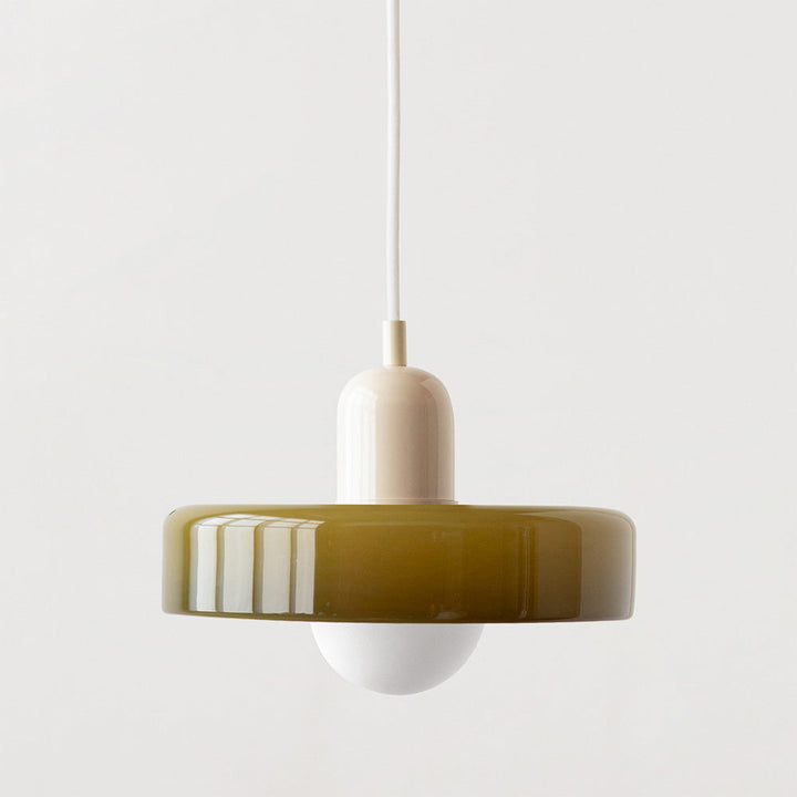 Éclairage design Bauhaus, suspension en verre coloré, idéale pour une ambiance chaleureuse.