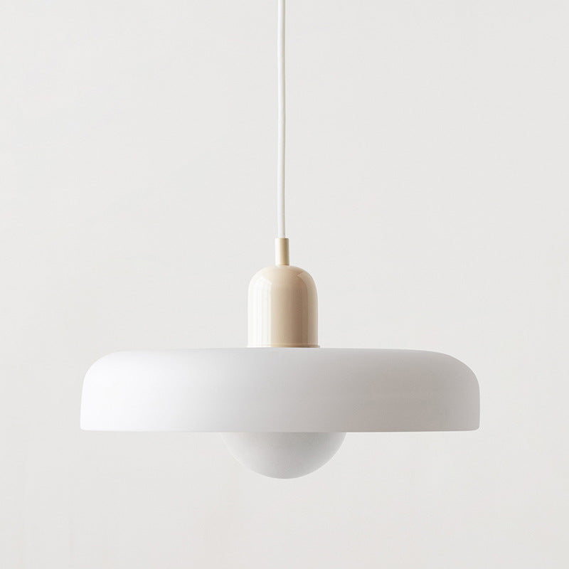 Luminaire Bauhaus en verre coloré, une touche artistique pour toute décoration moderne.