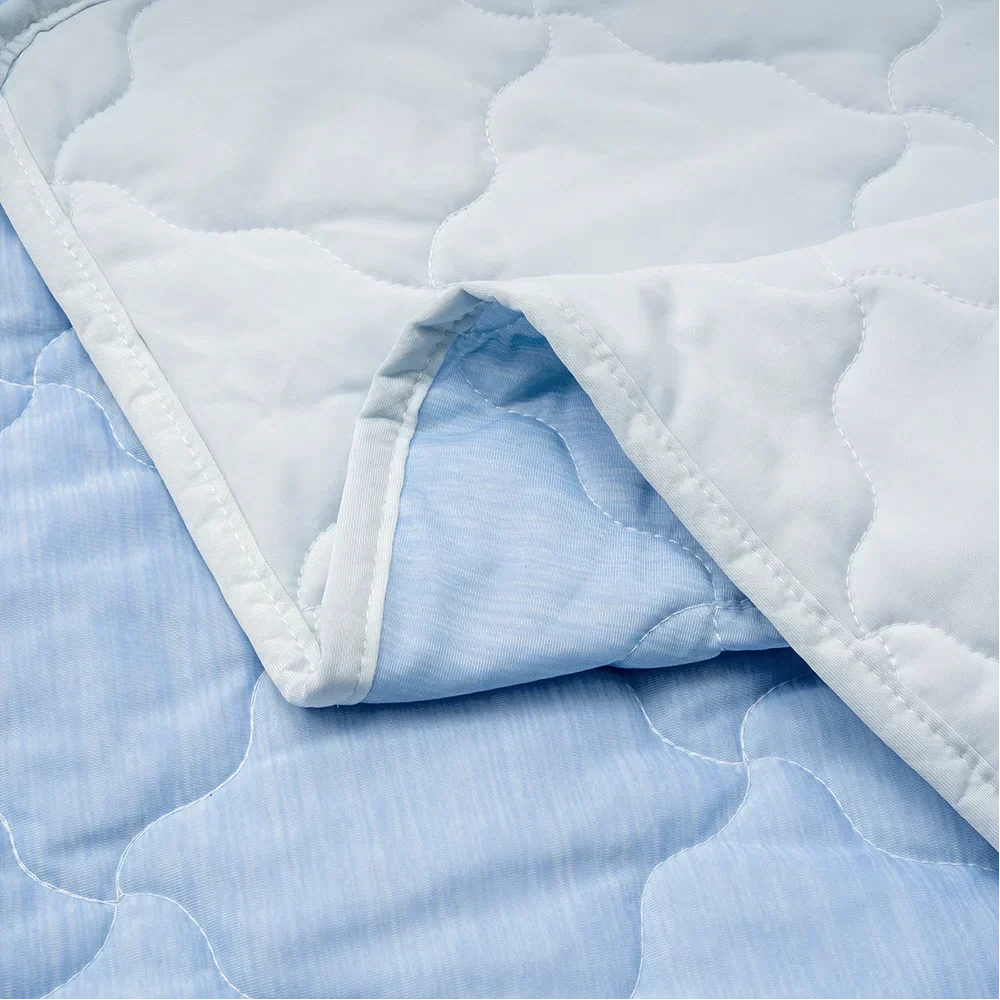 Couchage d'été réversible et rafraîchissant pour chiens, chats; confort thermique optimal.