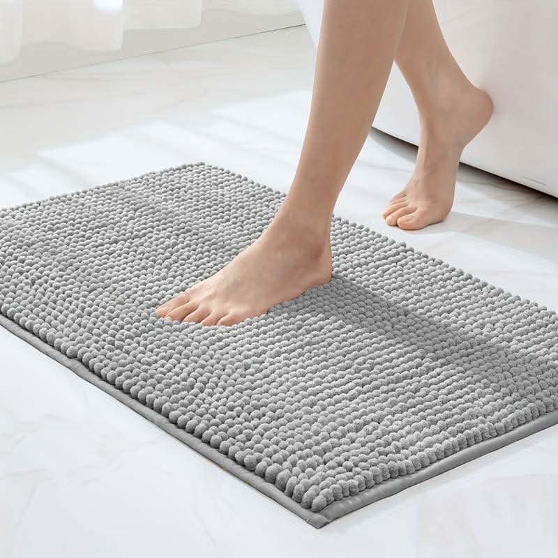 Tapis de bain en chenille SOFTDRY gris, antidérapant et absorbant pour une salle de bain confortable.