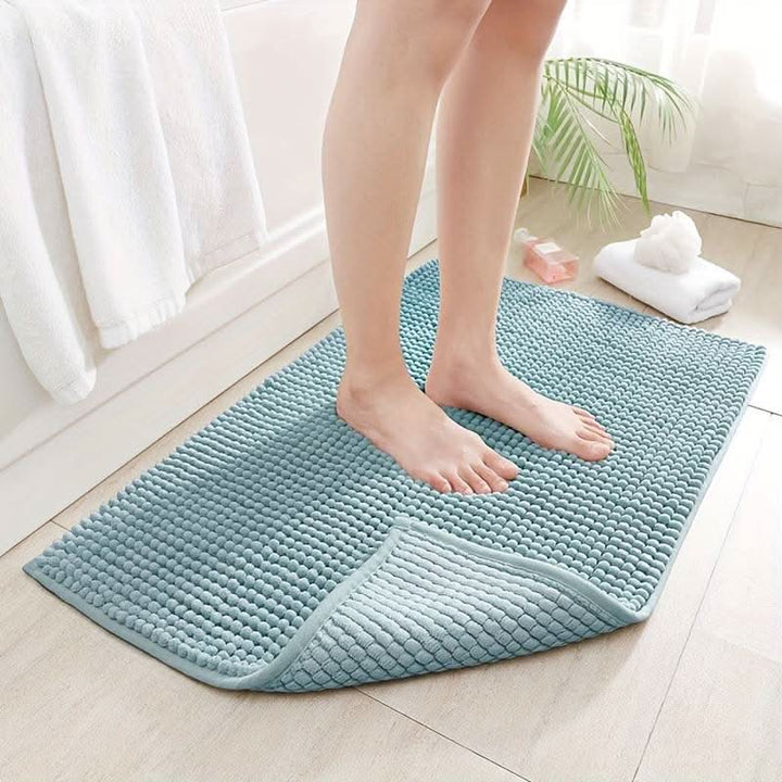 Tapis de bain antidérapant en chenille SOFTDRY bleue, très absorbant, assure sécurité et confort.