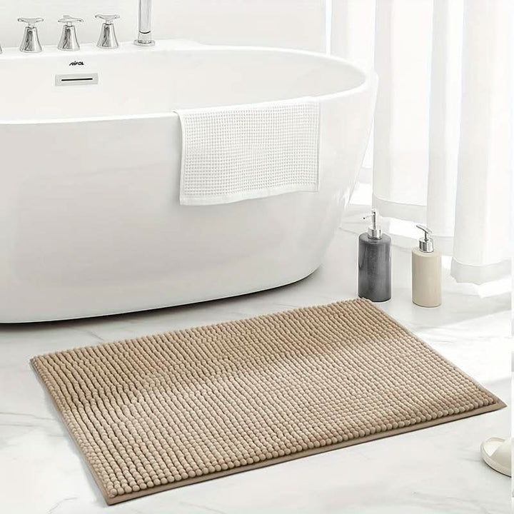 Tapis de bain lavable en chenille beige, doux, absorbant et antidérapant. Entretien facile pour votre maison.