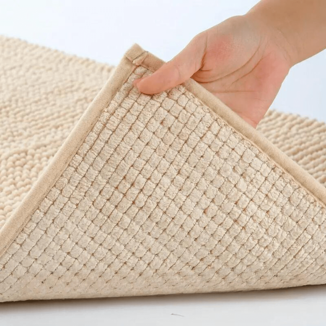Tapis de bain bleu SOFTDRY en chenille moelleuse, ultra absorbant et antidérapant pour une sortie de douche sûre.