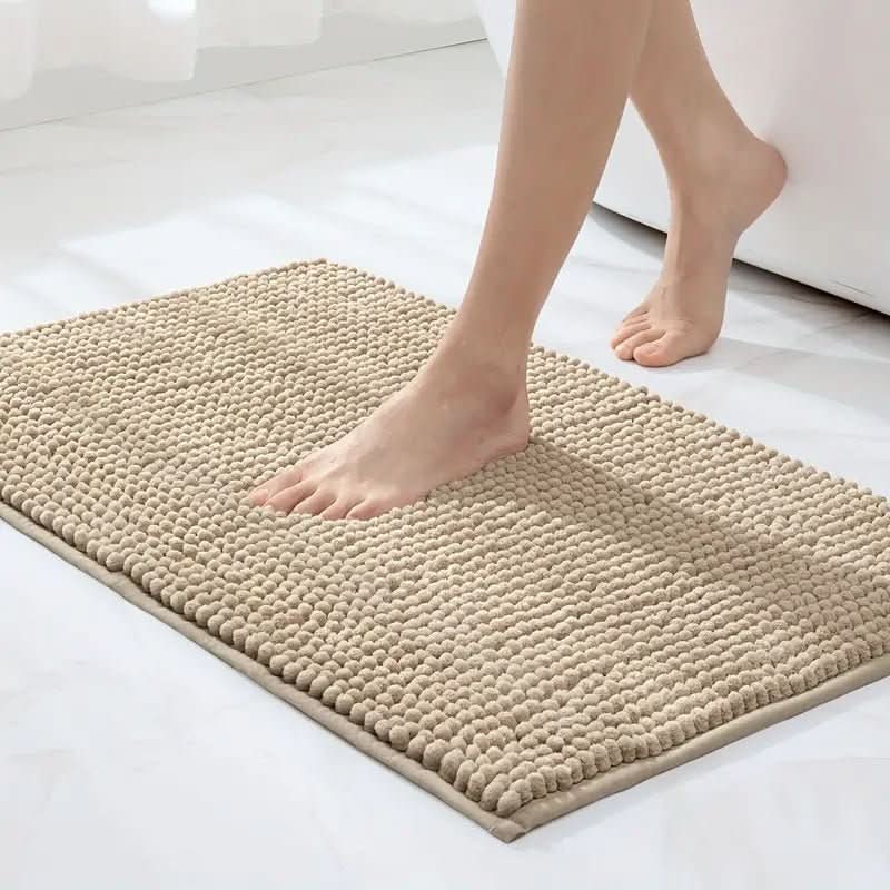 Grand tapis de bain en chenille gris, doux, antidérapant et très absorbant, idéal pour la salle de bain.