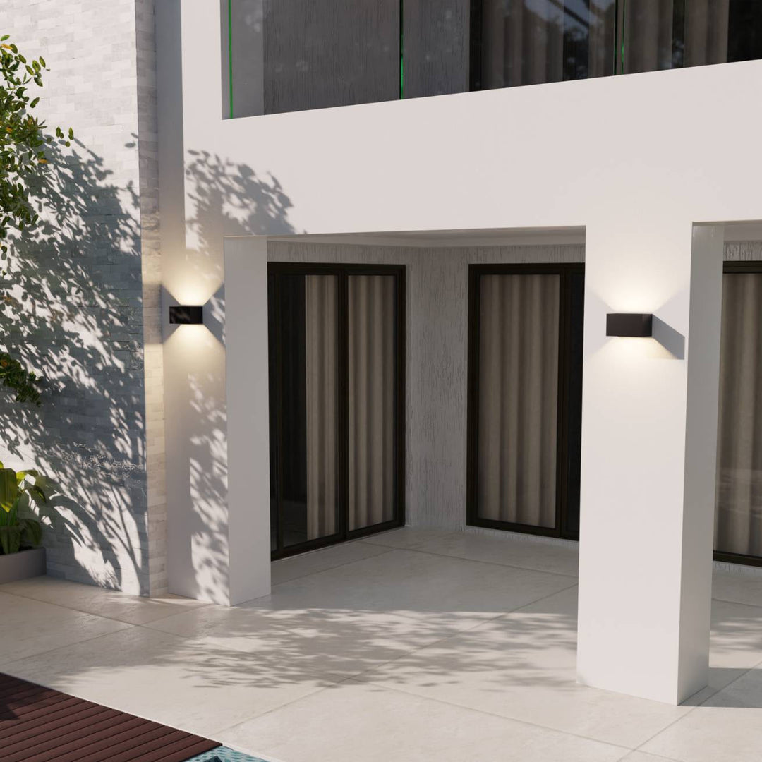 Éclairage mural extérieur LED réglable en aluminium, étanche, idéal pour jardin et façade.