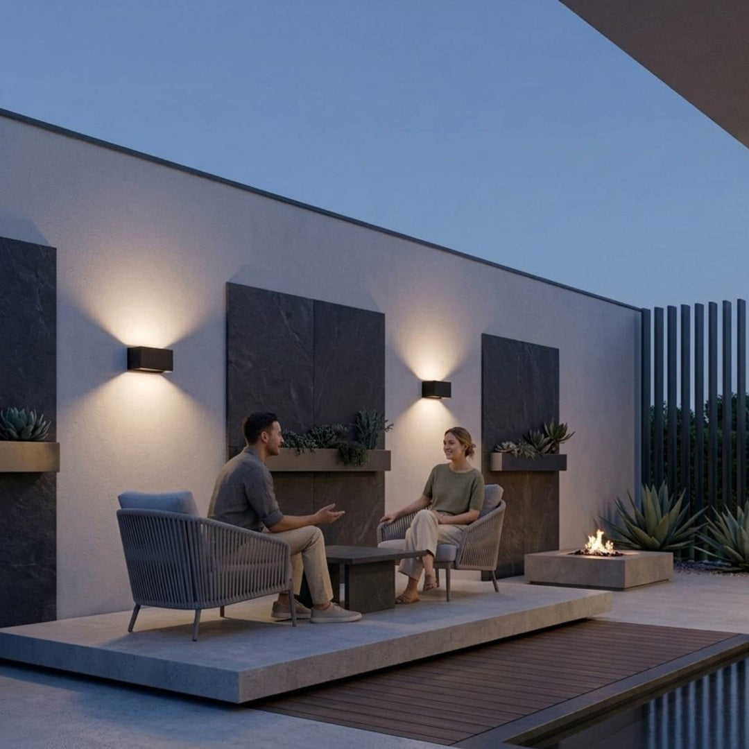 Applique murale LED extérieure réglable blanc chaud, design moderne pour terrasse et balcon.