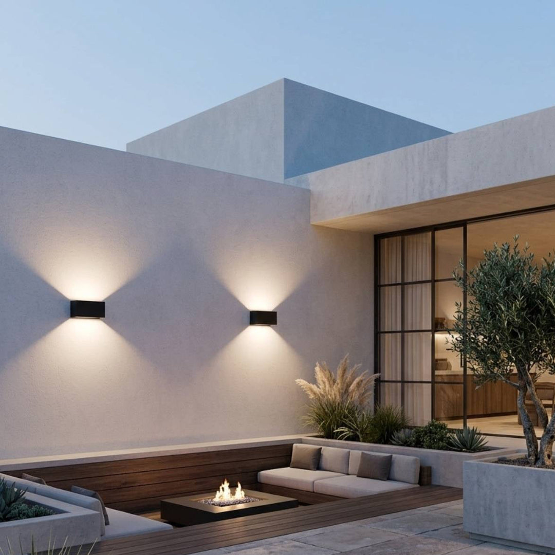 Éclairage mural extérieur LED étanche en aluminium, design moderne pour jardin ou allée.