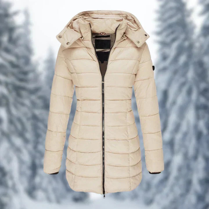 Manteau matelassé à capuche pour femme, détail de la texture. Veste hiver confortable, protection idéale contre le froid.