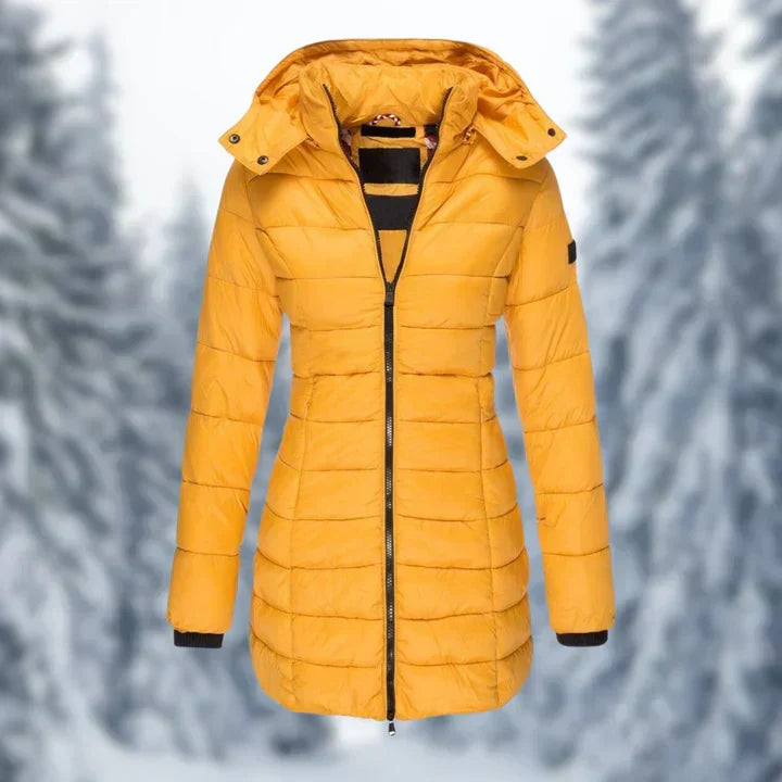 Modèle portant une doudoune matelassée à capuche pour femme. Vêtement chaud et léger, essentiel pour l'hiver.