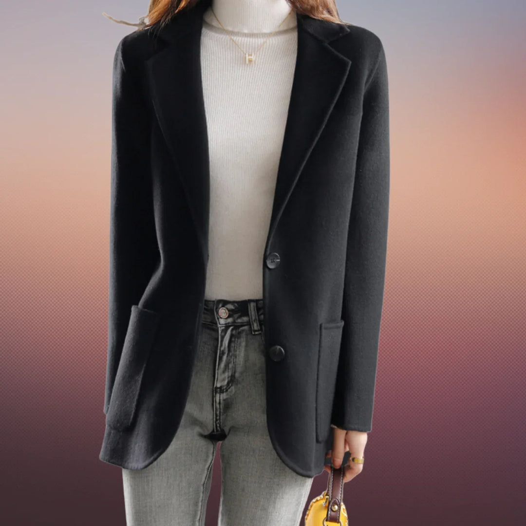 Blazer femme sophistiqué, veste élégante pour un style chic d'automne-hiver au bureau.