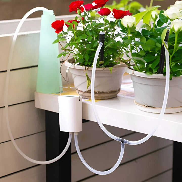 Système d'arrosage automatique intelligent pour plantes, balcon et terrasse. Comprend pompe et tuyaux d'irrigation.