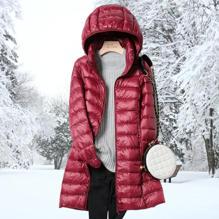Femme portant une veste d'hiver élégante, chaude et imperméable, marchant en extérieur par temps froid.