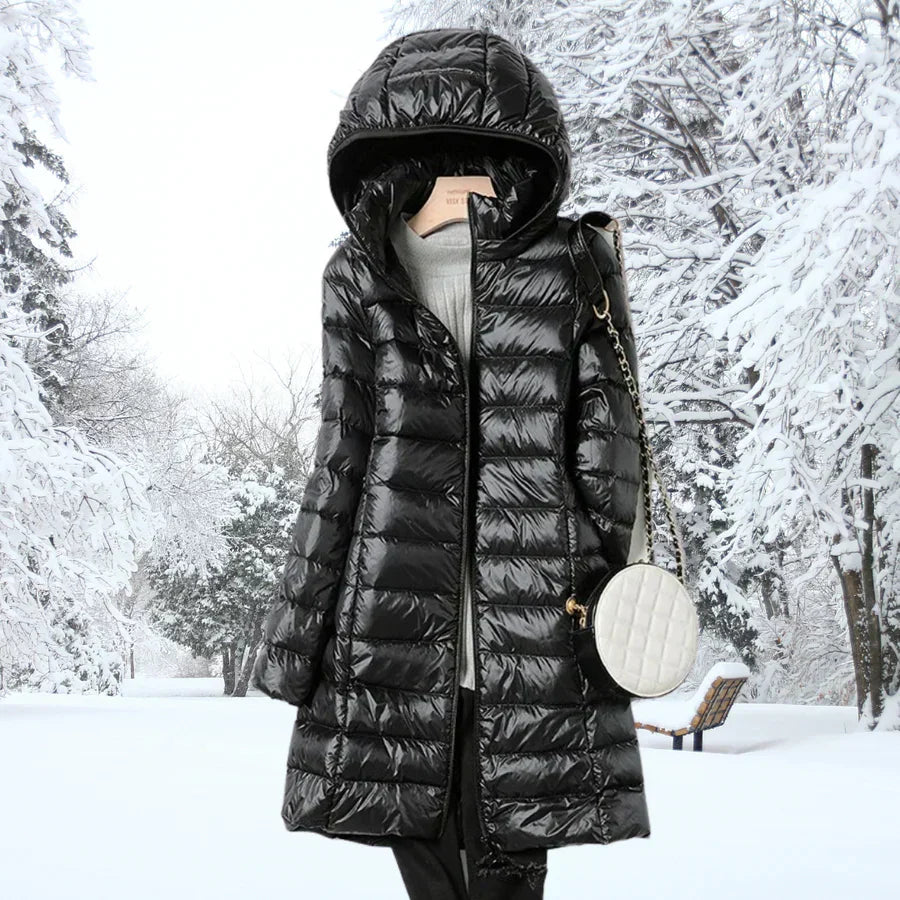 Silhouette complète d'une femme portant une veste d'hiver mode et élégante, conçue pour la chaleur et la protection.