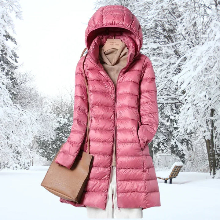 Femme active portant une veste d'hiver polyvalente et chaude, parfaite pour les activités extérieures avec style.