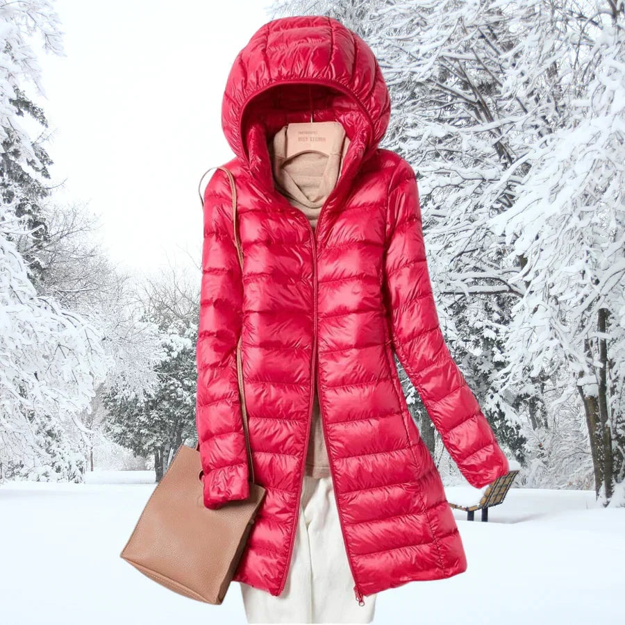 Col montant et capuche doublée veste hiver femme. Protection coupe-vent et chaleur assurée contre le froid hivernal.