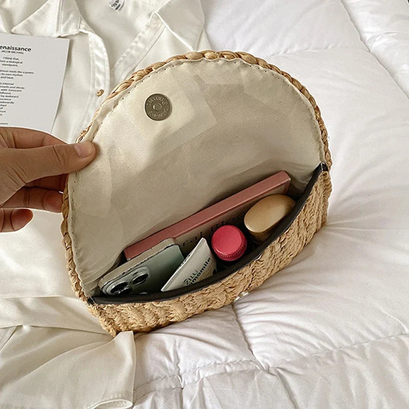 Pochette femme en paille élégante, petit sac compact pour un style bohème chic.