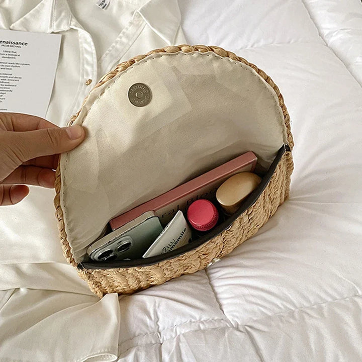 Pochette femme en paille élégante, petit sac compact pour un style bohème chic.
