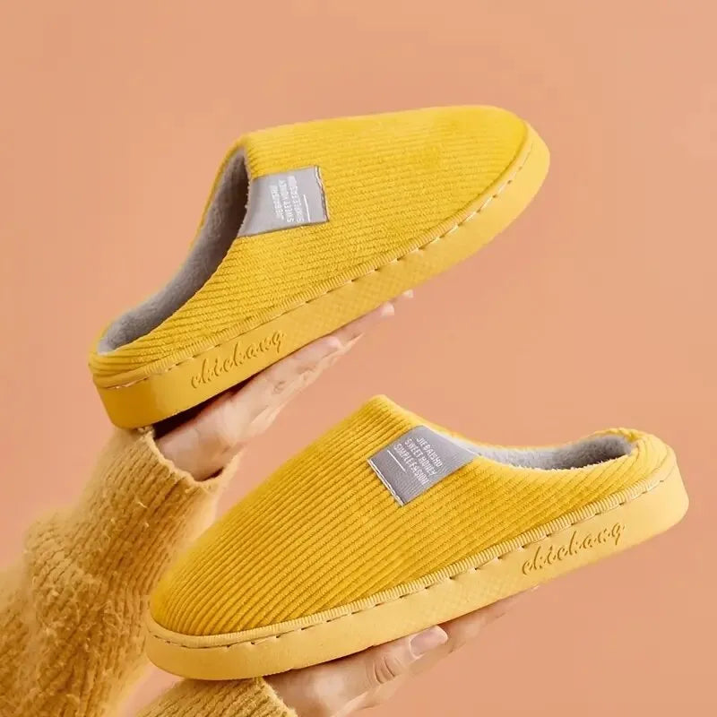 Pantoufles chaudes et douillettes pour femme, fourrées pour l'hiver. Idéales pour se détendre à la maison.