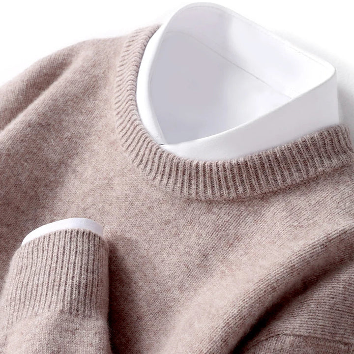 Vue complète d'un pull homme en laine mérinos, coupe parfaite pour confort et style optimal.