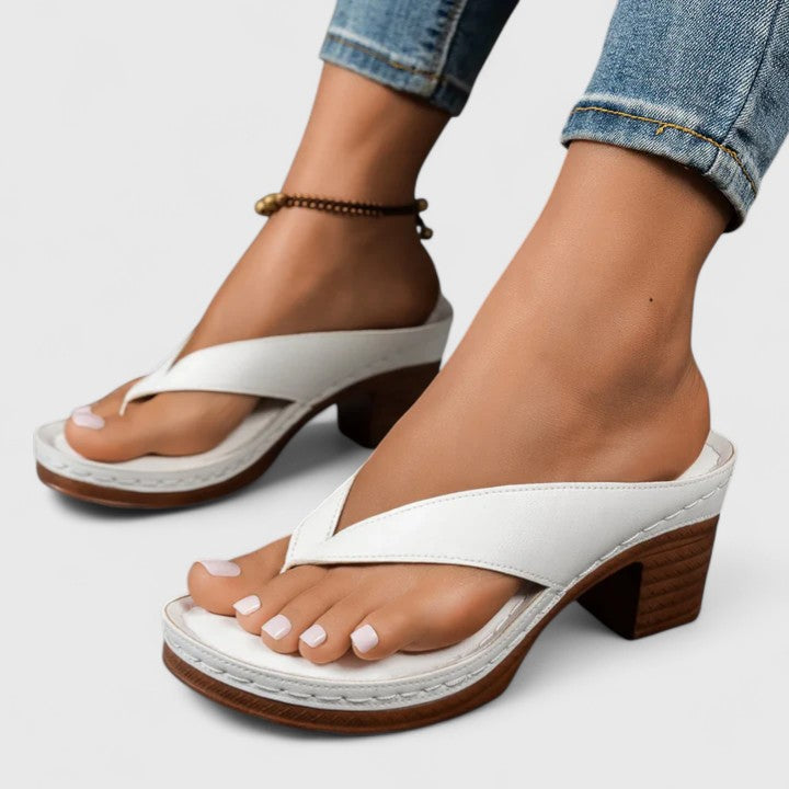 Talons confortables et antidérapants pour femmes, assurant élégance, bien-être et sécurité toute la journée.