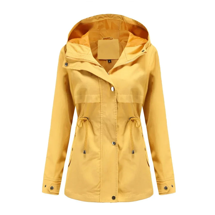 Dos du manteau imperméable à capuche femme, coupe confortable et moderne pour la pluie et activités extérieures.