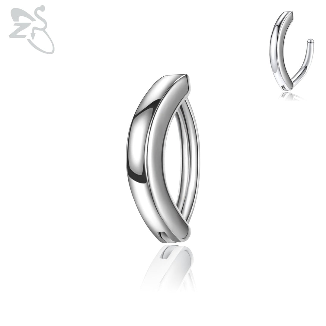 Gros plan: anneau de nombril femme en argent 925, pierres brillantes, idéal pour l'été.