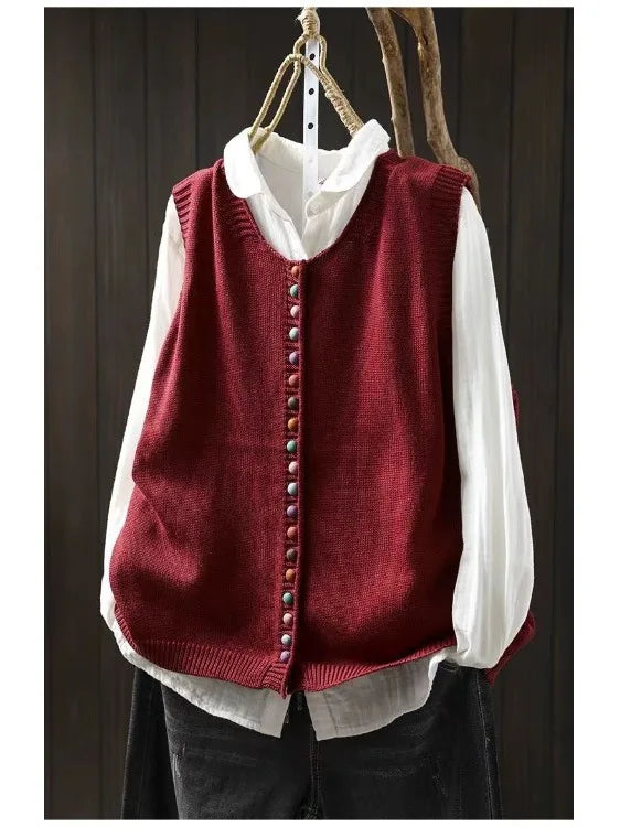 Cardigan boutonné femme chic, col rond. Maille douce pour layering décontracté automne-hiver.