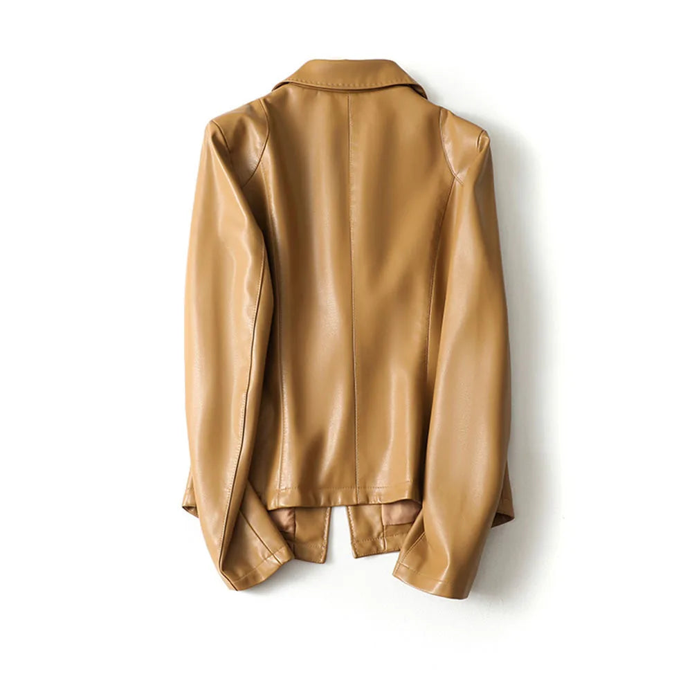 Veste blazer femme camel moderne, parfaite pour l'automne-hiver. Style chic et professionnel ajusté.