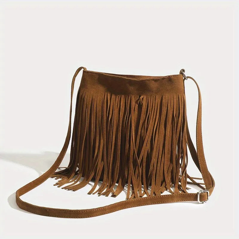 Sac bandoulière camel en suédine à franges pour femme. Style bohème chic, accessoire mode élégant.