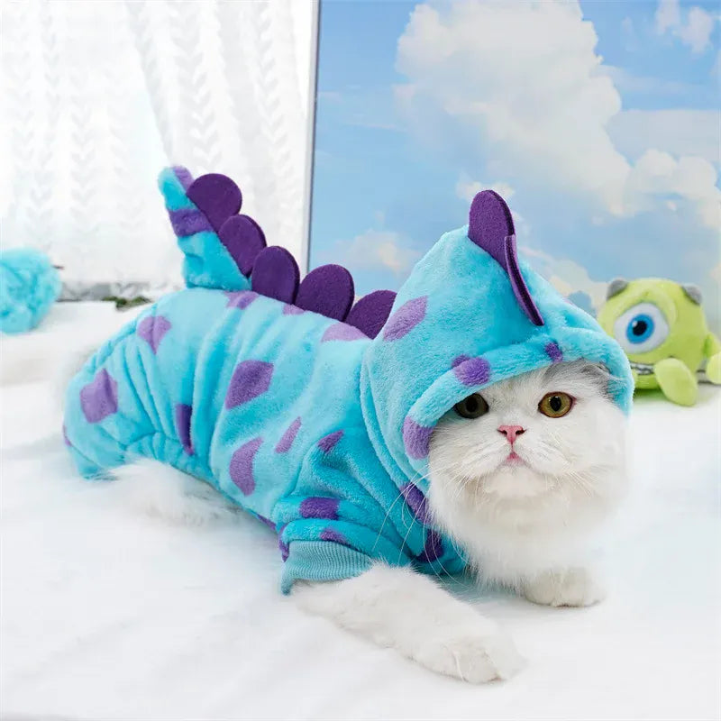 Chat portant un déguisement dinosaure bleu vif en flanelle, costume animalier amusant pour Halloween.