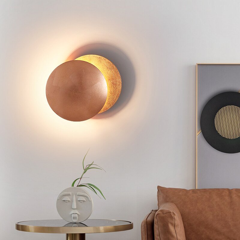 Luminaire LED mural pour salon, design moderne eclipse, crée une ambiance chaleureuse et chic.