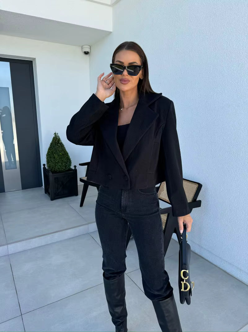 Blazer femme court décontracté gris, polyvalent, idéal pour une mode élégante et moderne.