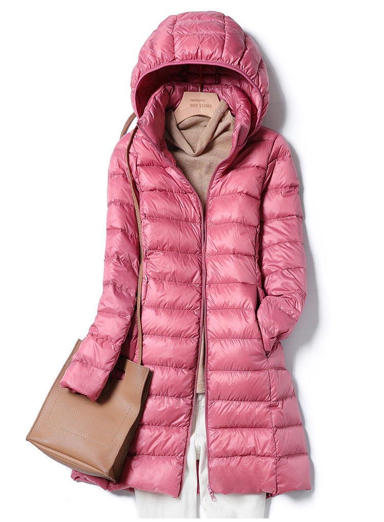 Veste de sport femme en duvet, ultra-légère et chaude, compressible pour activités extérieures.