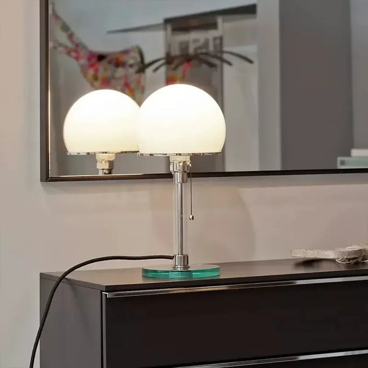 Lampe de table élégante Wilora style Bauhaus, diffuseur en verre pour une lumière ambiante douce au salon.