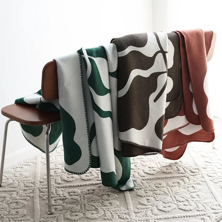Couverture plaid jacquard NordLuxe douce, parfaite pour décorer votre canapé scandinave et vous réchauffer.