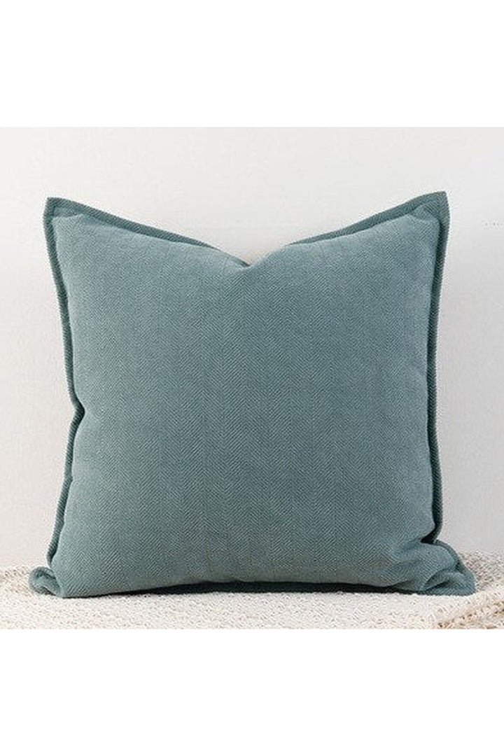 Élégante housse de coussin pour canapé, rehausse le confort et le style du salon.