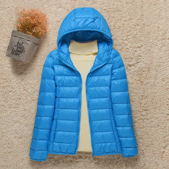 Doudoune femme avec capuche, idéale pour le frais de mi-saison. Chaude et compacte.