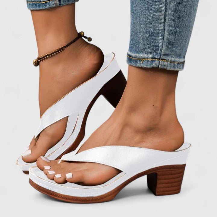 Gros plan sur talons orthopédiques femmes, texture premium et design sophistiqué pour un confort supérieur.