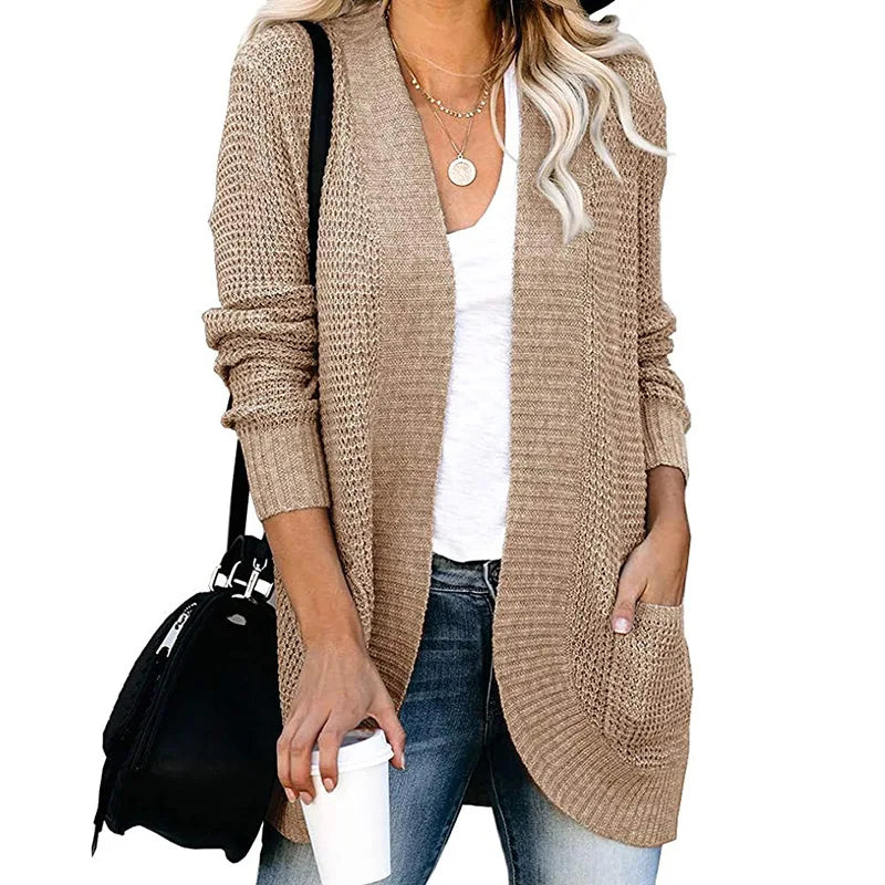 Cardigan femme moderne. Idéal pour un look chic et chaud en automne-hiver. Confort sublime garanti.