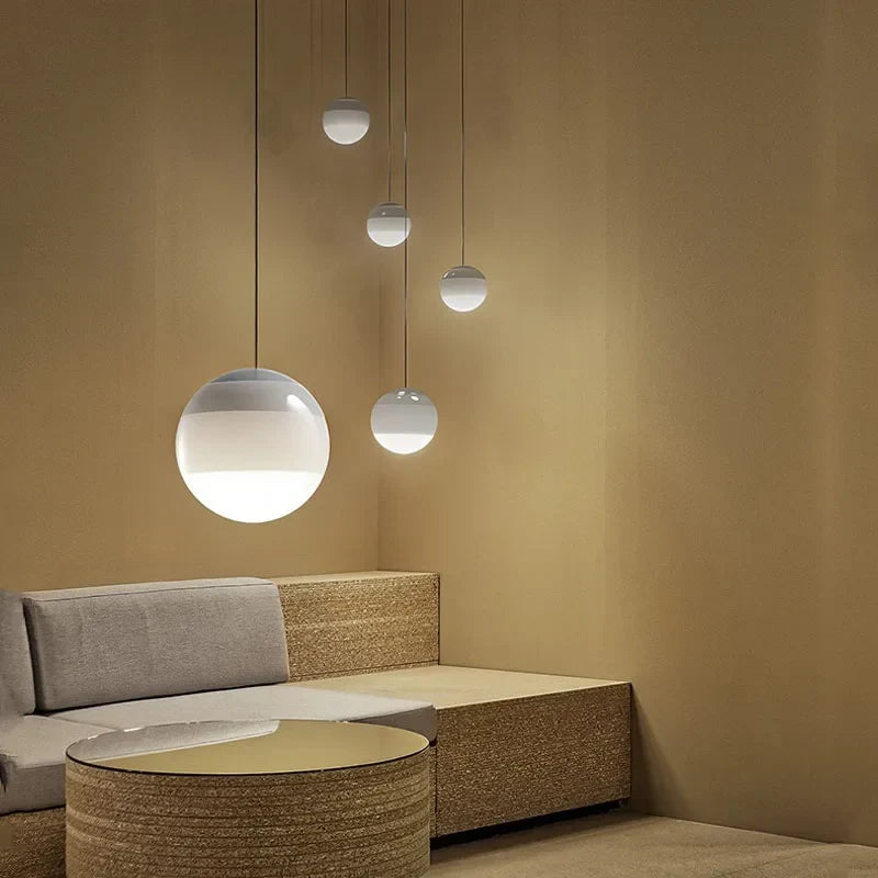 Suspension design moderne en verre dégradé, lumière LED, crée une ambiance élégante dans chambre.