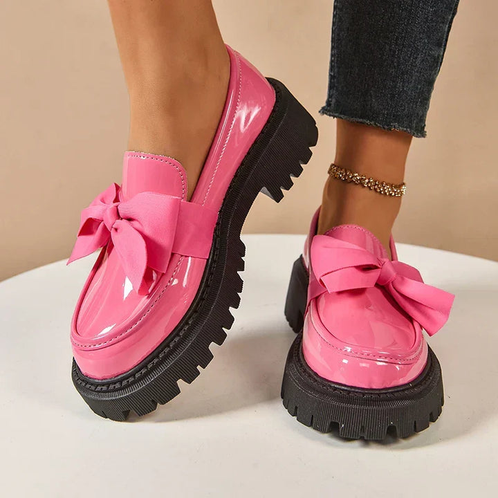 Chaussures plateforme Garisa femme élégantes. Nœud papillon chic, look mode tendance et confort.