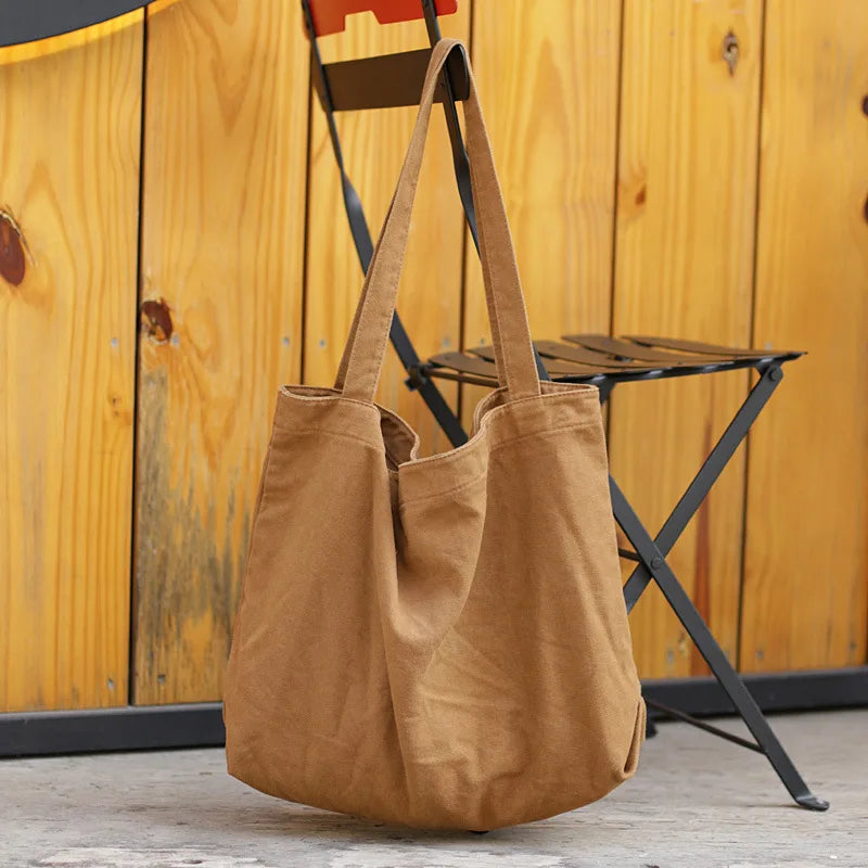 Élégant sac cabas EleganzaCarry en toile robuste et design minimaliste pour femmes modernes.