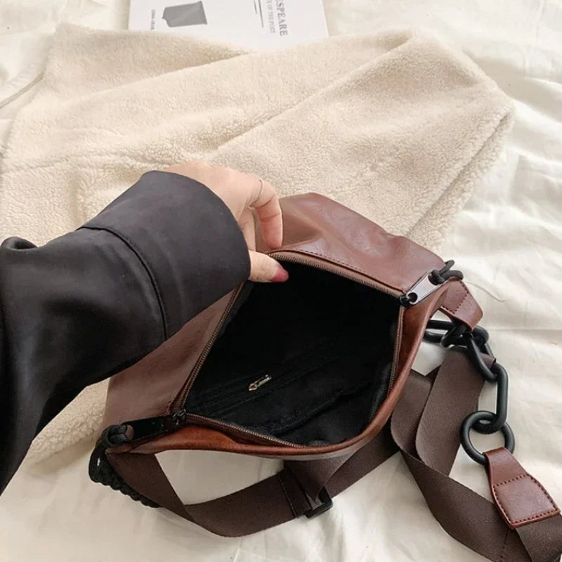 Sac banane femme polyvalent en similicuir noir, style chic et pratique pour toutes occasions.
